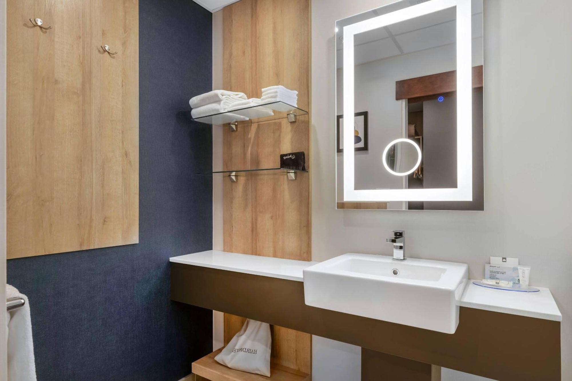Suite with One Queen Bed and Two Single Beds - Non-Smoking