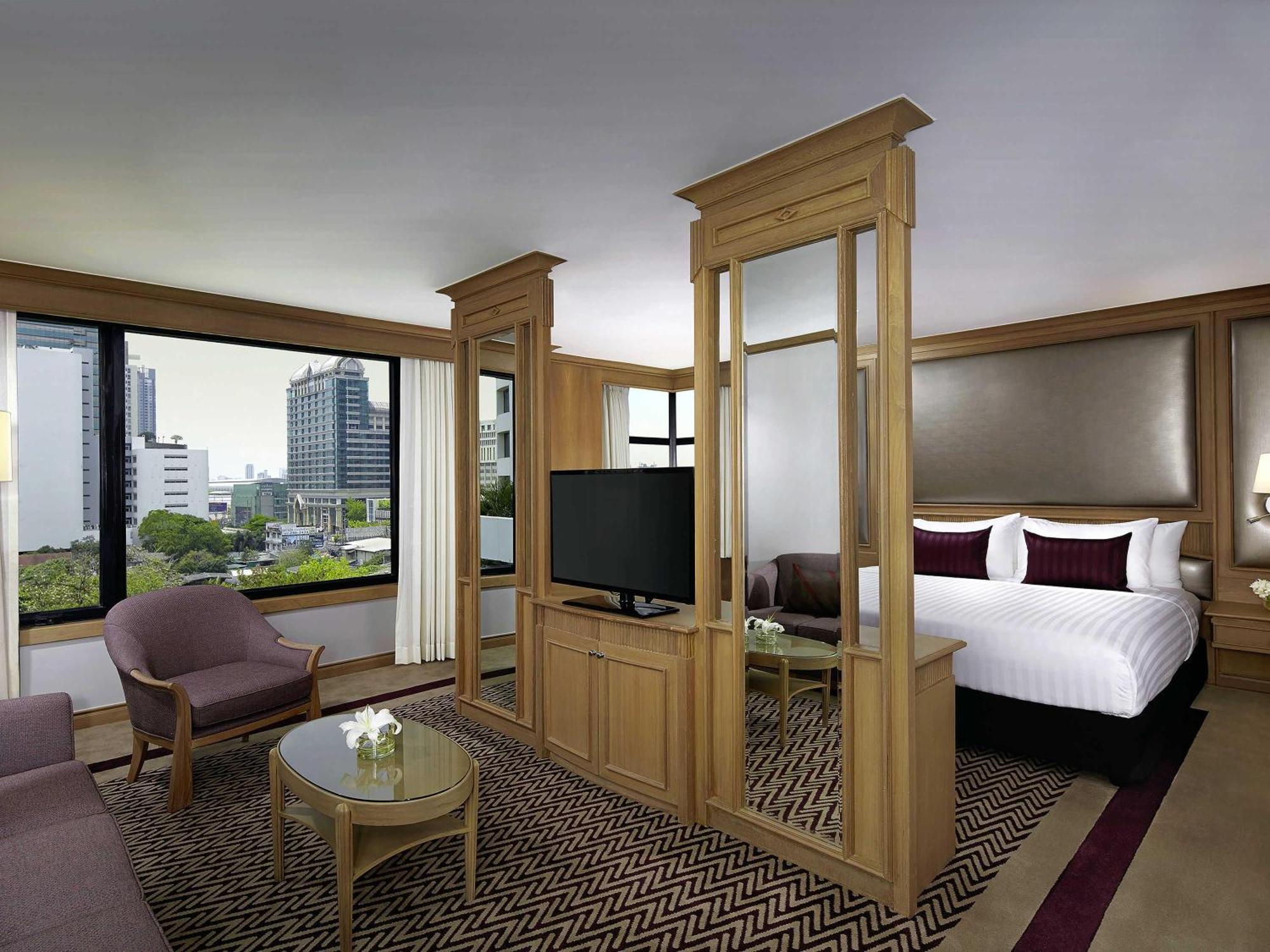 Corner Suite with 1 King Bed, Executive Lounge Access - 15% discount on Food and Soft Beverage