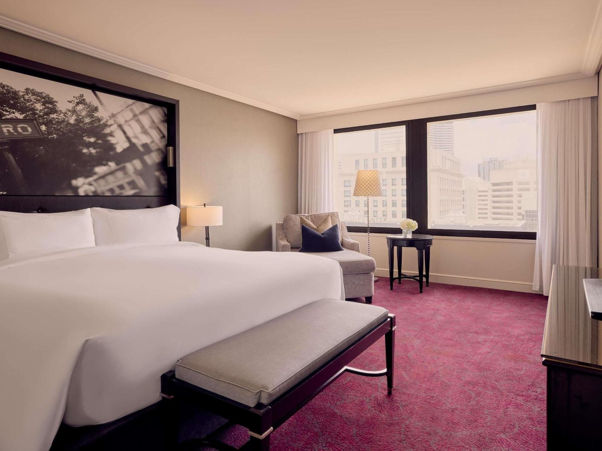 EXECUTIVE SUITE King Bed, Sofa Bed, Separate Lounge, City View