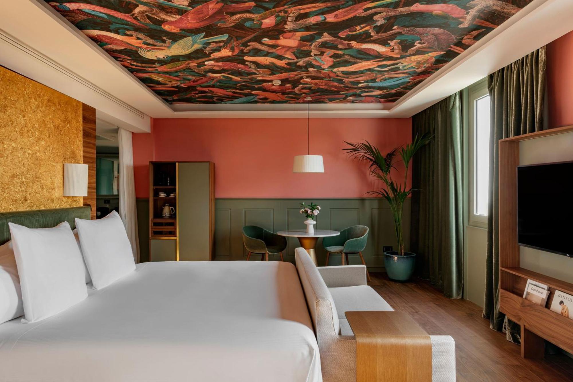 Junior Suite RedLevel Cathedral View