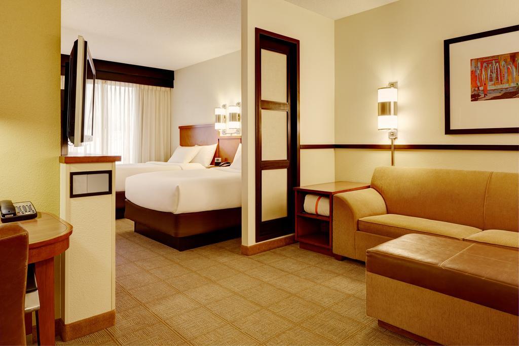 Queen Room with Two Queen Beds and Sofa Bed - High Floor,204106576:JPEG