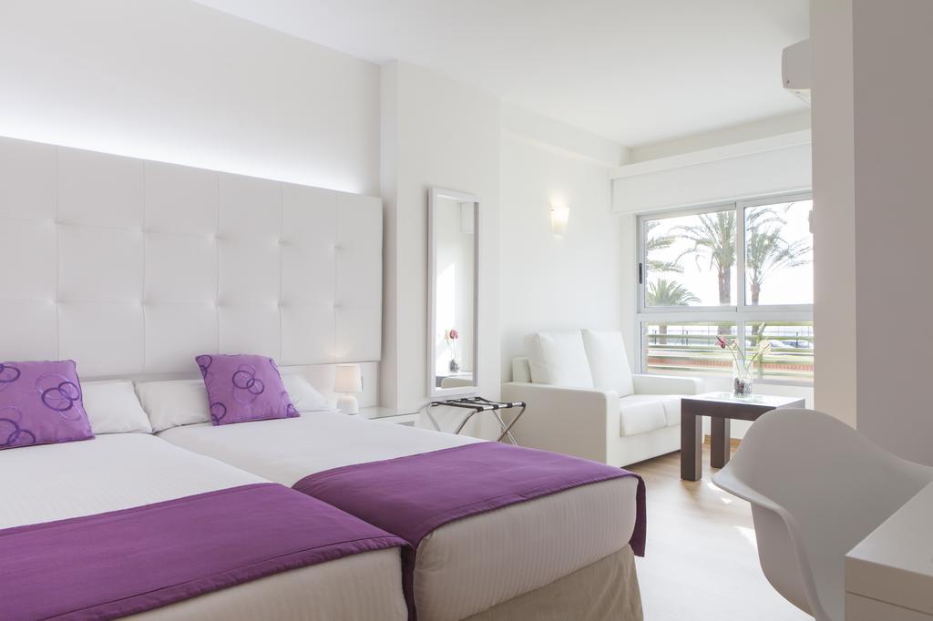 Family Room (2 Adults + 2 Children)