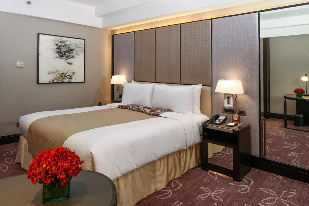 Premier King Room Non-Smoking Pool View