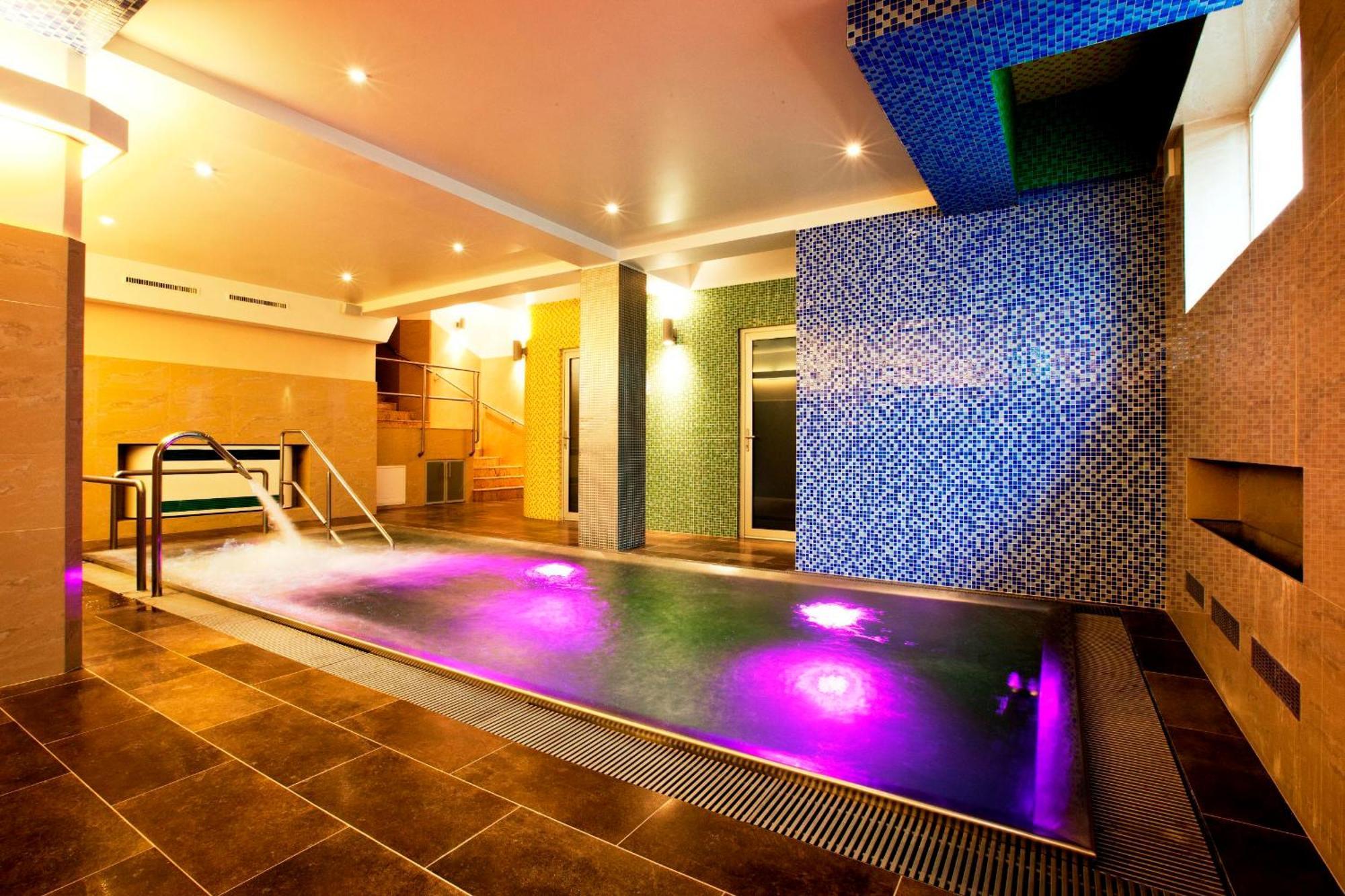 Special Offer - Double Room with 1 Hour Private Access to the Swimming Pool