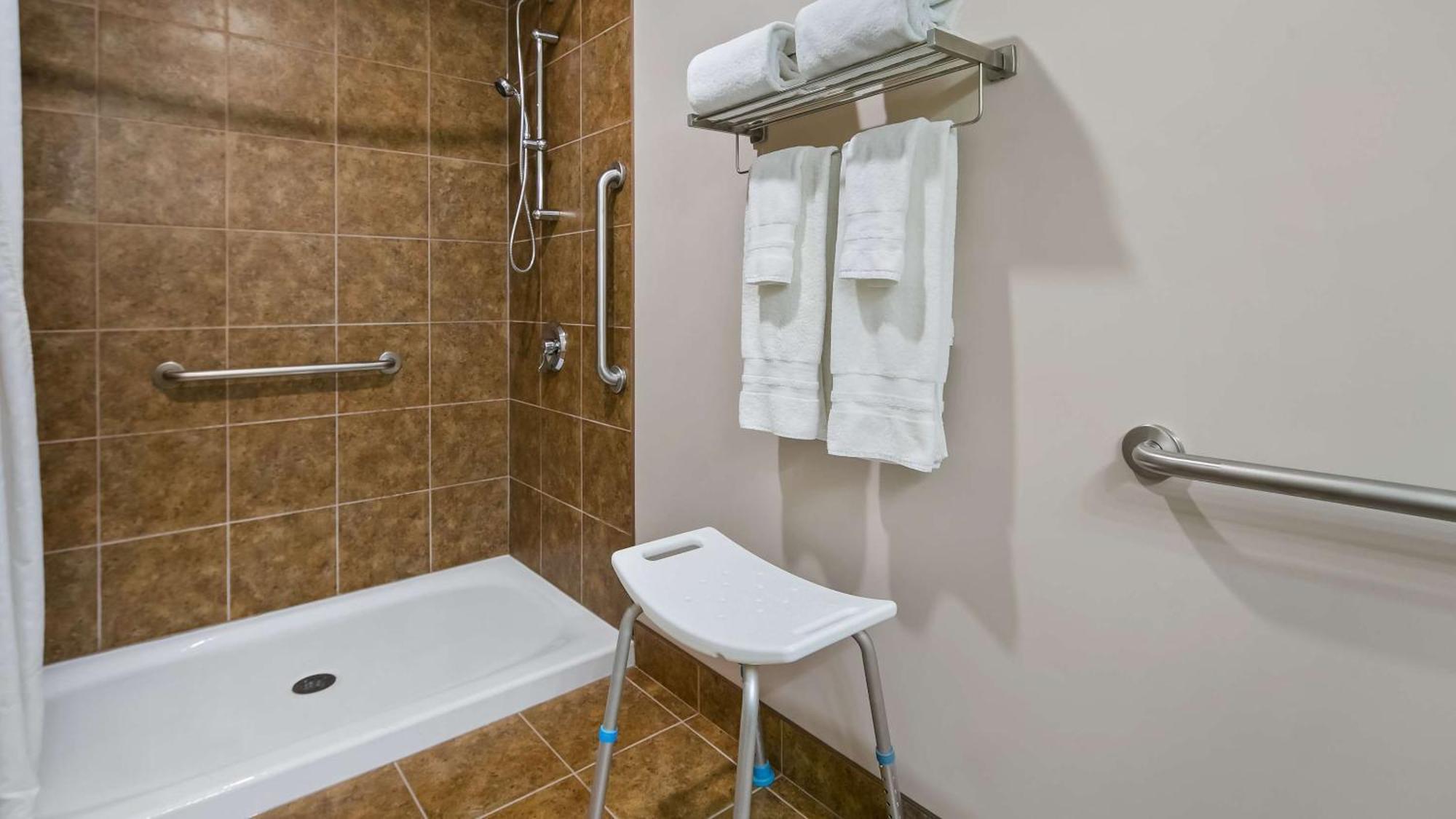 Queen Room with Two Queen Beds and Walk-In Shower - Mobility Accessible/Non-Smoking