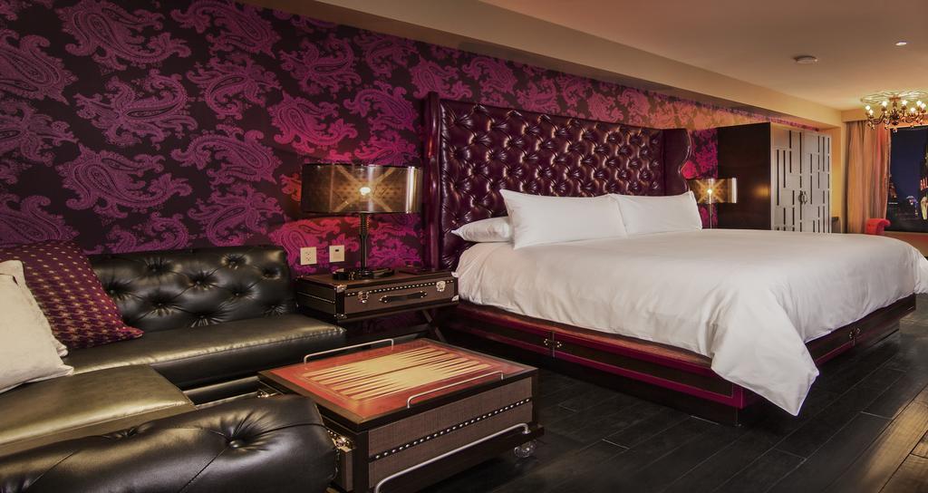 Luxury King Strip View Non Smoking,704841997:JPEG