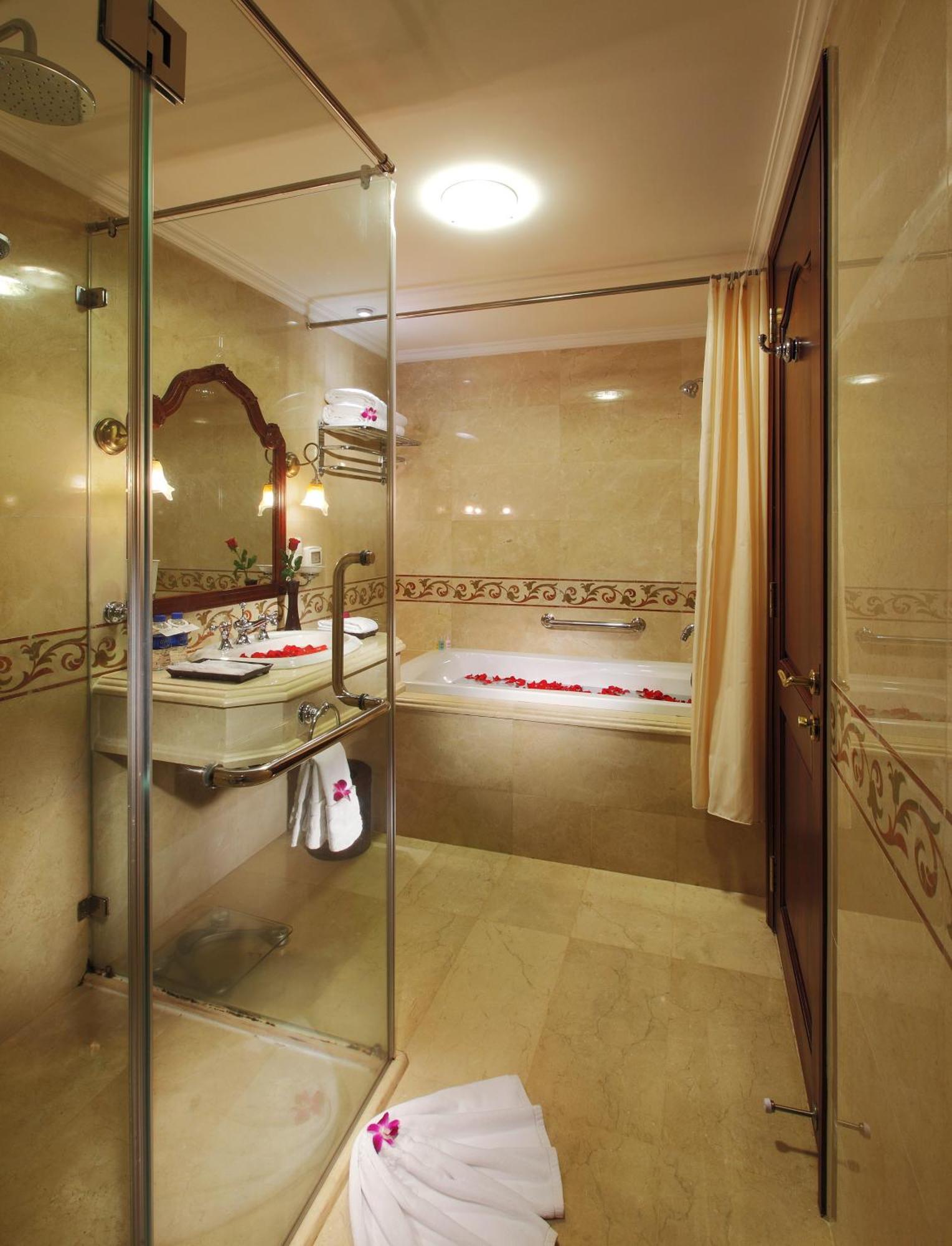 Luxury Suite King City View or River View