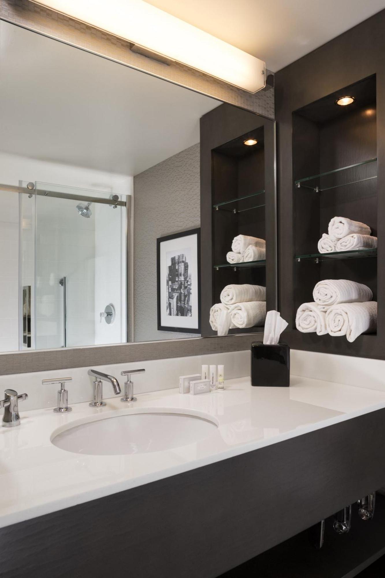 King Room with Adapted Tub - Mobility and Hearing Accessible,1539684826:JPEG