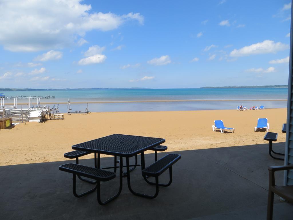Deluxe King and Queen Room Beach View - First Floor