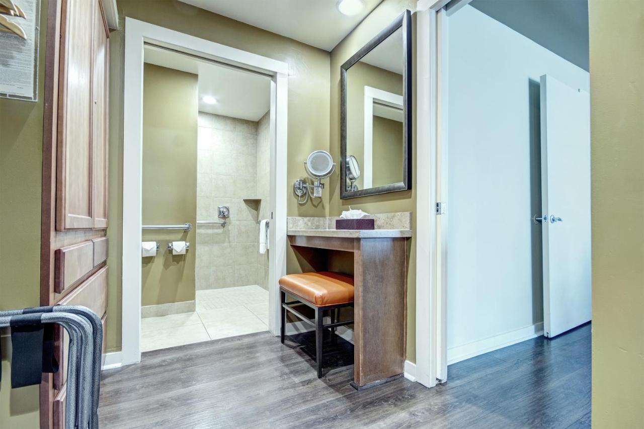 One-Bedroom Suite,723976795:JPEG