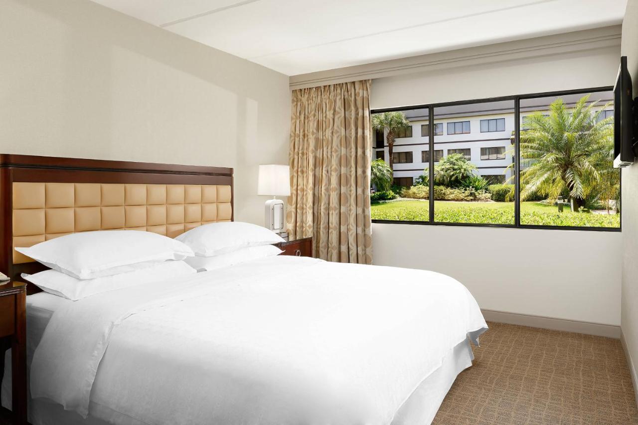 One-Bedroom Suite with Roll-in Shower - Mobility and Hearing Accessible,1417546077:JPEG