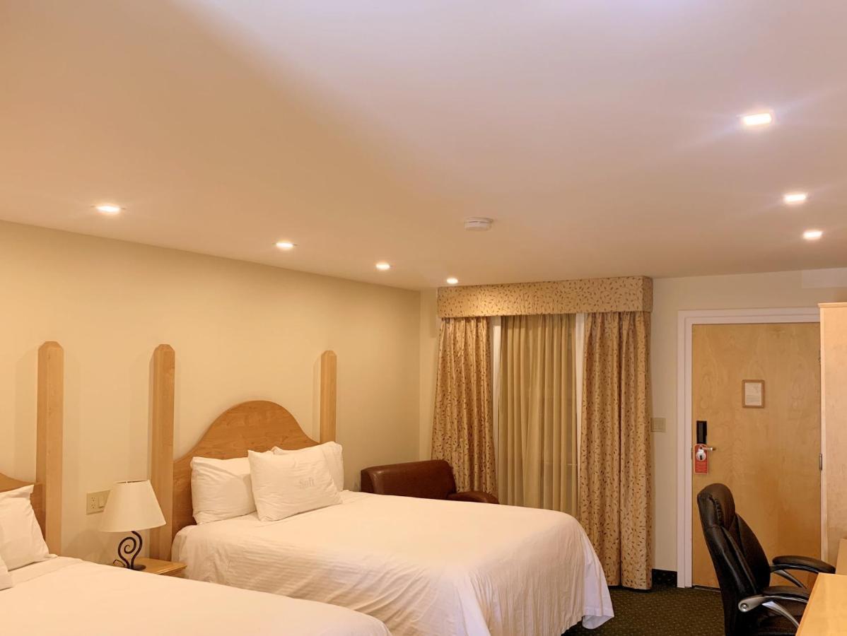 Deluxe Room with Two Queen Beds Pet Friendly
