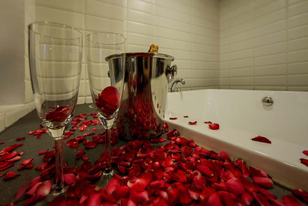 Suite with Bathtub