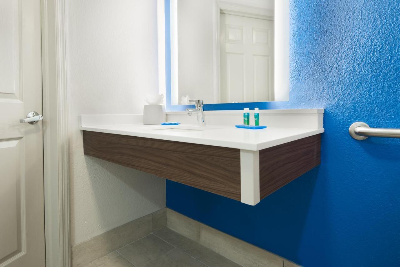 King Suite - Mobility Accessible with Tub