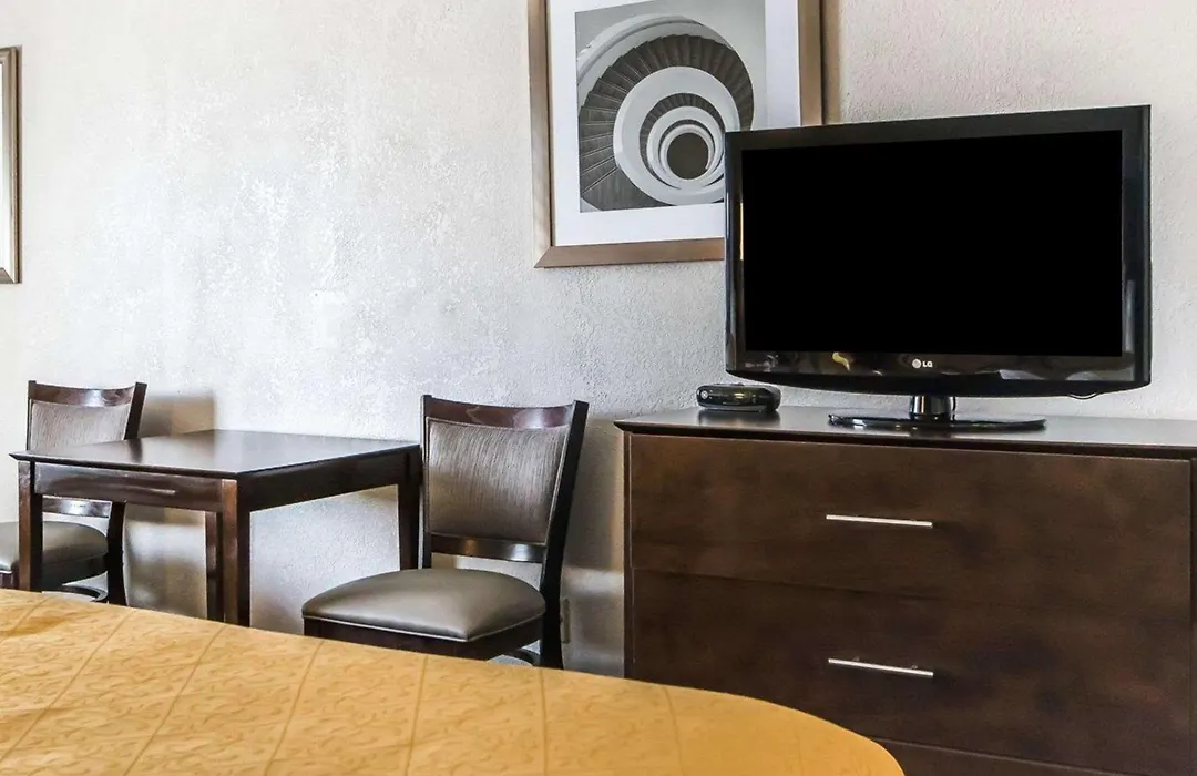 Quality Inn & Suites University-Airport-1