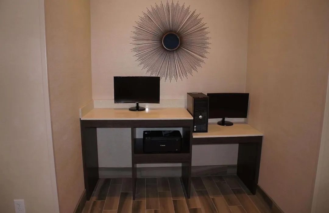 La Quinta Inn And Suites By Wyndham Bloomington-1