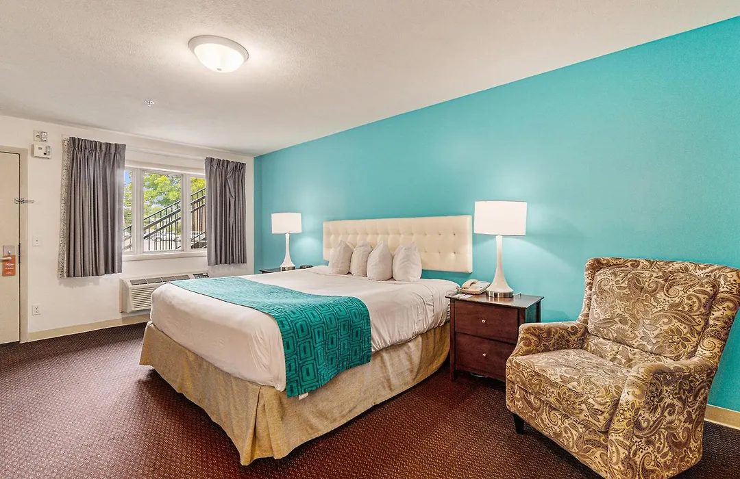 Howard Johnson By Wyndham Traverse City-1
