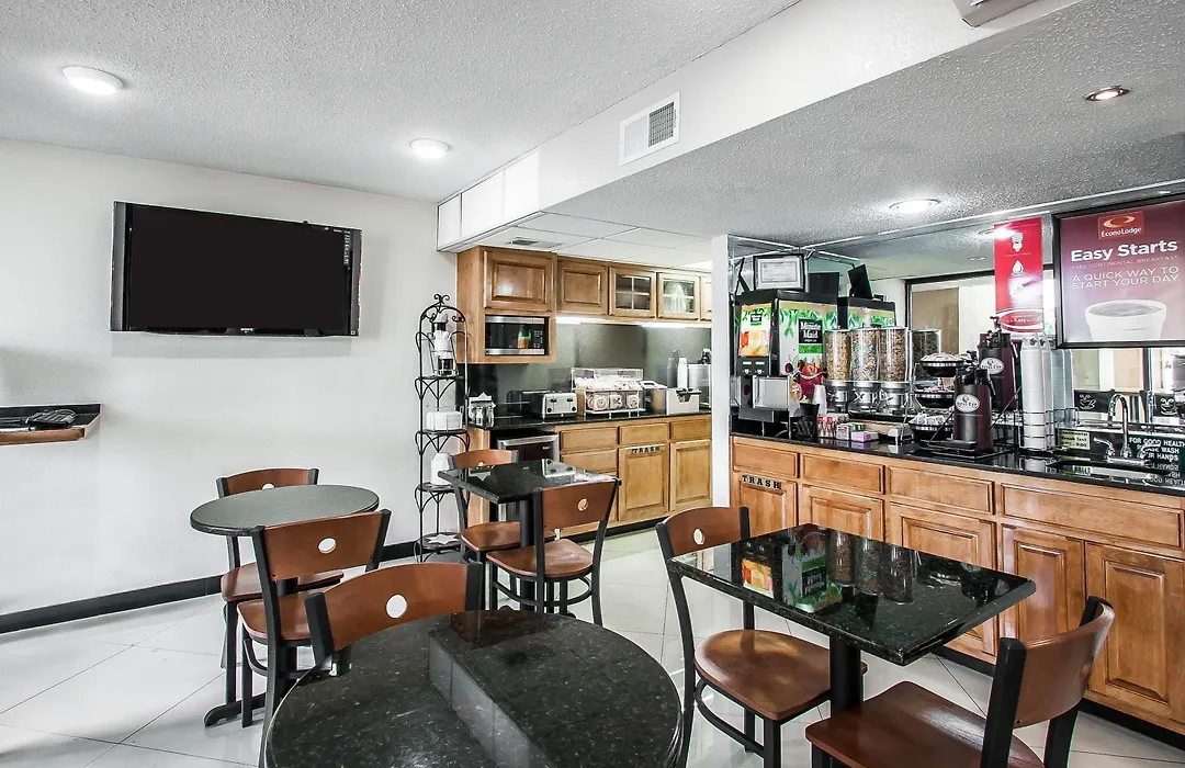 Econo Lodge Inn & Suites Memphis East-1