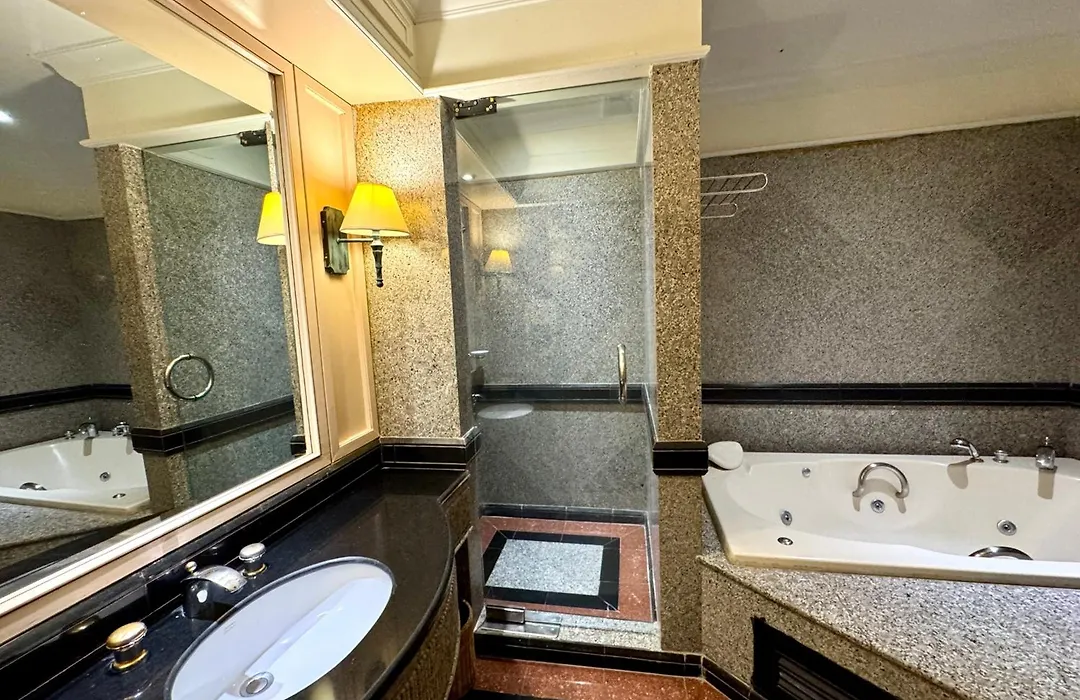 Royal Benja Hotel - Big Rooms, Family Friendly-1