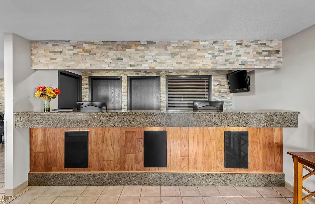 Days Inn & Suites By Wyndham Des Moines Airport-1