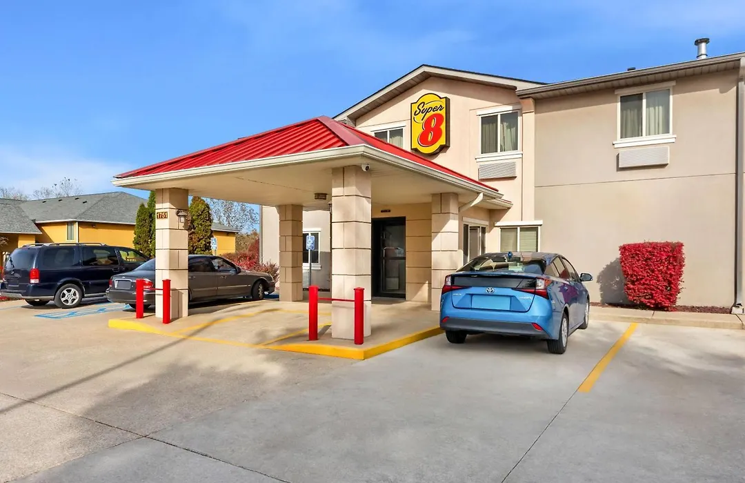 Super 8 By Wyndham Bloomington University Area-1