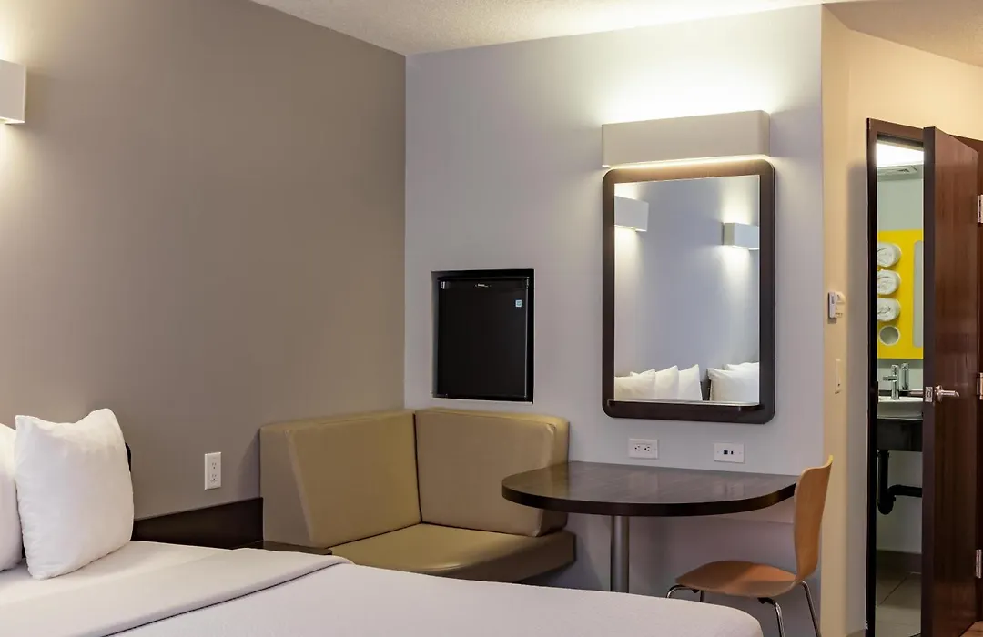 Motel 6 Airdrie-1