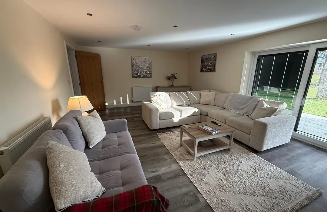 Four Bedroom House With Private Pool - Stunning Countryside Location With Parking Close To Chester City Centre-1