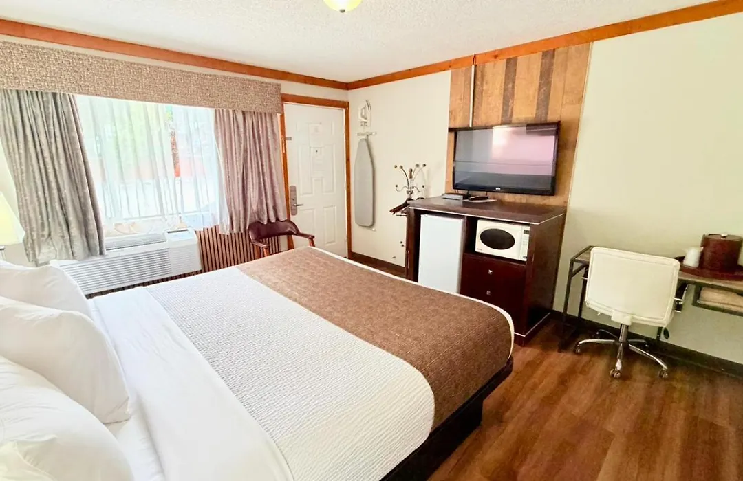 Travelodge By Wyndham Golden Sportsman Lodge-1