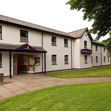 Premier Inn Cardiff East-3