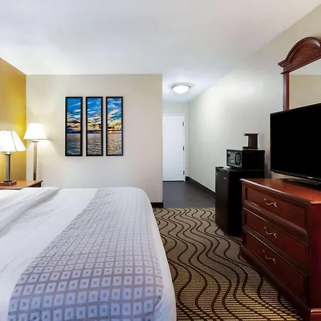 La Quinta Inn By Wyndham Sandusky Near Cedar Point-3