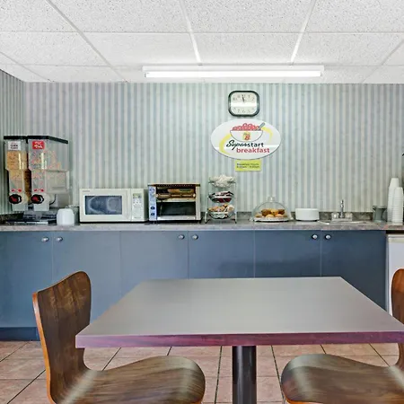 Super 8 By Wyndham Niagara Falls North-3