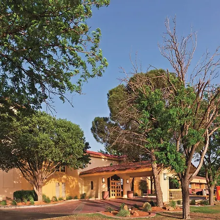 Baymont By Wyndham Lubbock - Downtown Civic Center-3