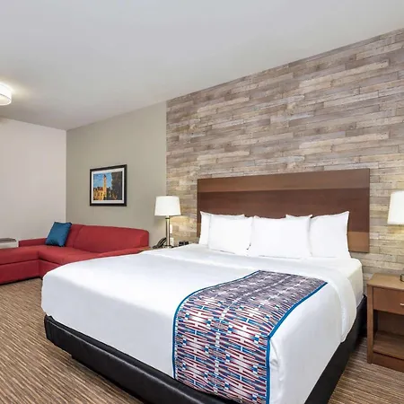 La Quinta Inn And Suites By Wyndham Bloomington-3