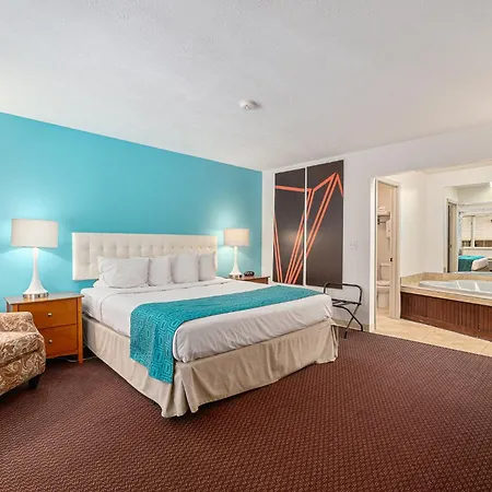 Howard Johnson By Wyndham Traverse City-3