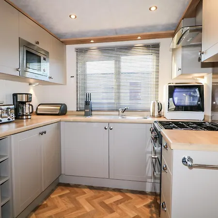 Chichester Lakeside Holiday Park-3