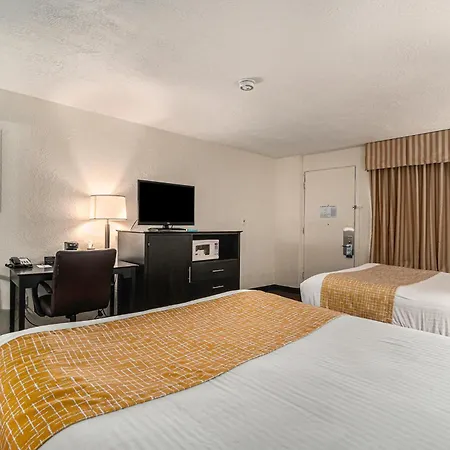 Travelodge By Wyndham Traverse City Mi-3