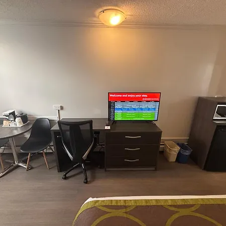 Super 8 By Wyndham Macleod Trail Calgary-3
