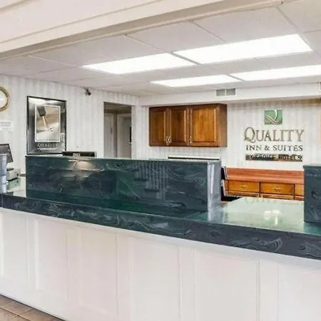 Quality Inn & Suites Des Moines - Merle Hay Road-3