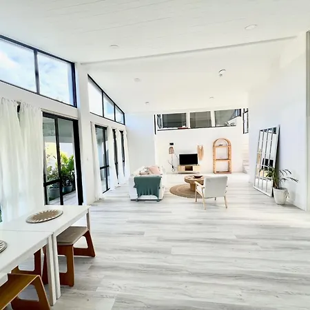 Amazing Ocean Villa Close To Natural Rock Pools-3