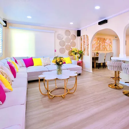 Pink Luxe Spa Retreat In San Diego, Private Rooms With Shared Kitchen And Pool-3
