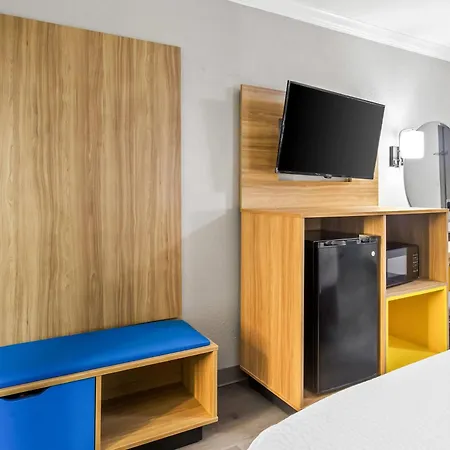 Days Inn By Wyndham Houston East-3