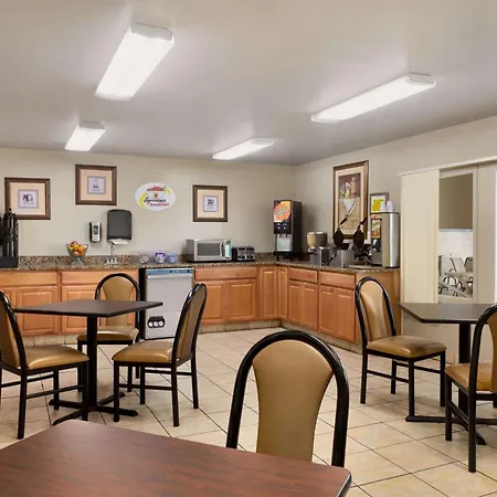 Super 8 By Wyndham Joliet I-55 N/Chicago-2