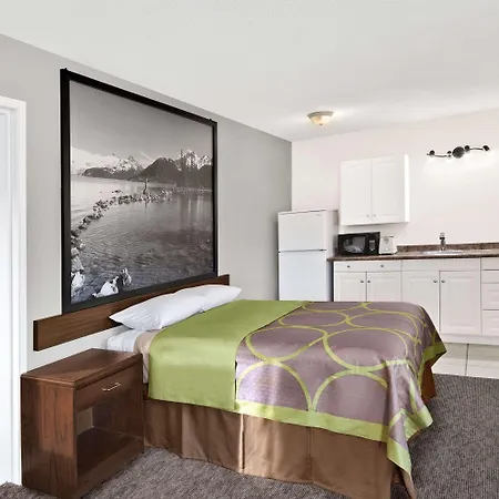 Super 8 By Wyndham Kamloops East-2