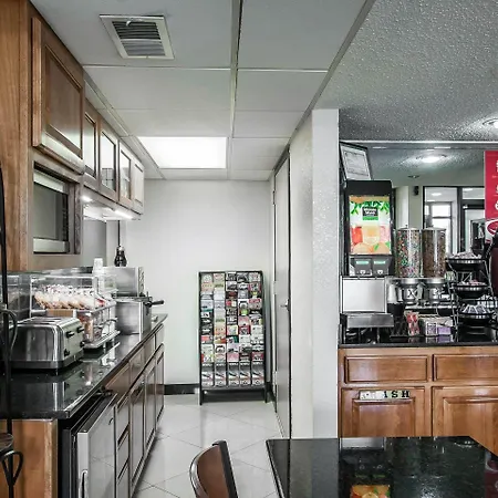 Econo Lodge Inn & Suites Memphis East-2