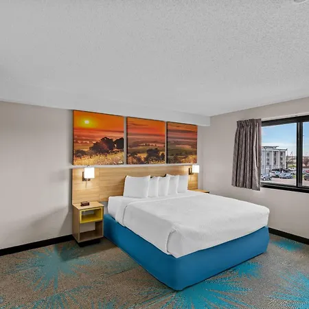 Days Inn & Suites By Wyndham Des Moines Airport-3