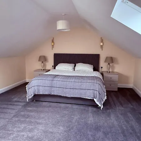 Four Bedroom House With Private Pool - Stunning Countryside Location With Parking Close To Chester City Centre-3