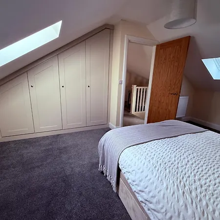 Four Bedroom House With Private Pool - Stunning Countryside Location With Parking Close To Chester City Centre-2