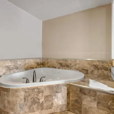 Comfort Suites Airport-2