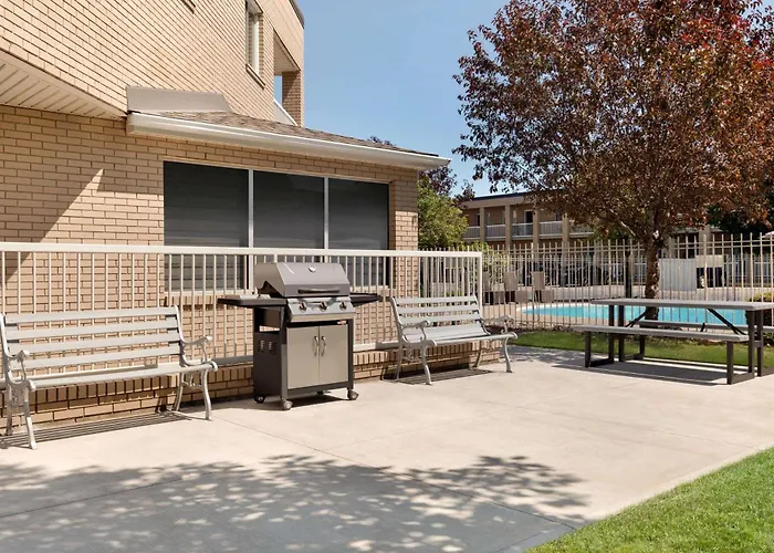 Super 8 By Wyndham Windsor/Dougall