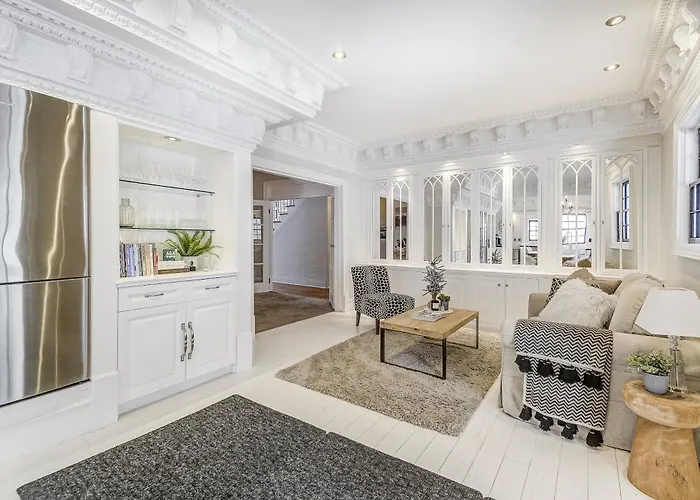 Beautiful Historic Luxury Getaway Villa Niagara-on-the-Lake